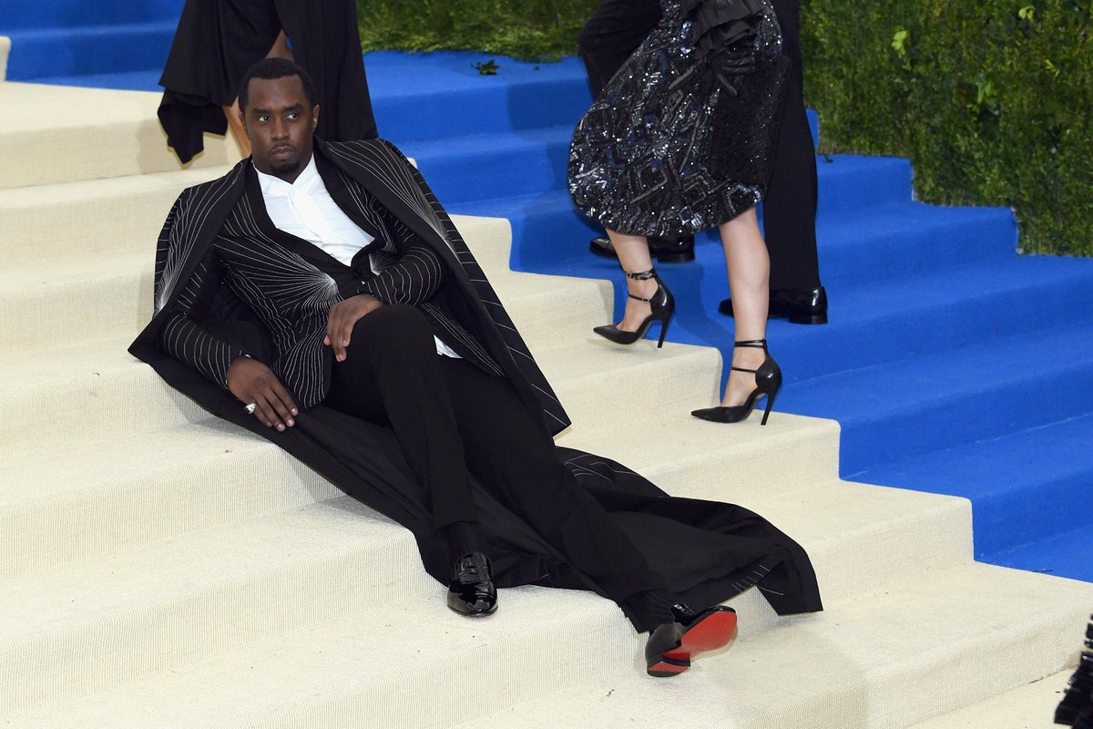 I was getting tired, so I laid down on the stairs. #tbt #metgala https://t.co/gS0m7BLyQz