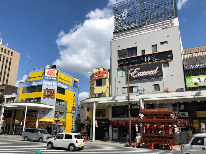 【 #planetarian 聖地巡礼スポット・鍛冶町通り②】在りし日のマツキヨと共に…右下に写っているのはメンシェンイ 【 #planetarian 聖地巡礼スポット・鍛冶町通り②】在りし日のマツキヨと共に…右下に写っているのはメンシェンイ
