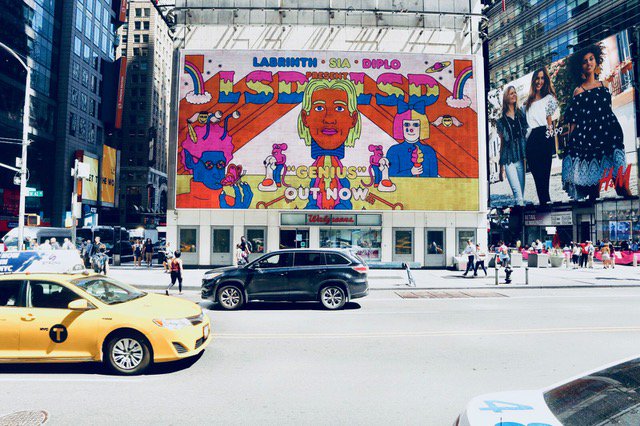 Genius taking over Times Square ???? https://t.co/IlC2XM0edJ - Team Sia https://t.co/nu6Bu1Oefk