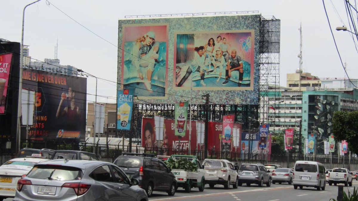 RT @arviedizon: #MileyXConverse serving Manila traffic some glits and fun. @MileyCyrus @Converse https://t.co/lhLljWrKm7