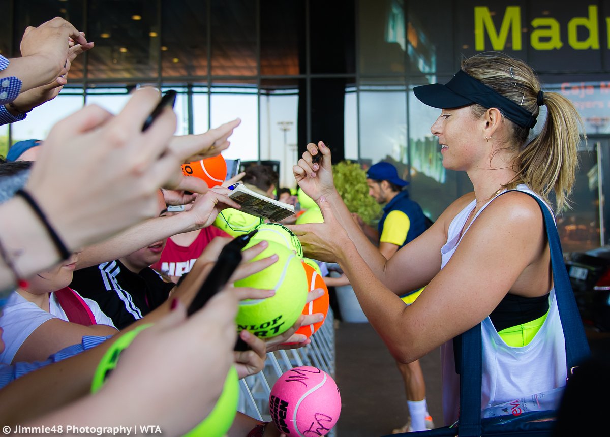 RT @JJlovesTennis: .@MariaSharapova signs autographs at the @MutuaMadridOpen https://t.co/wjmWzDSpUH