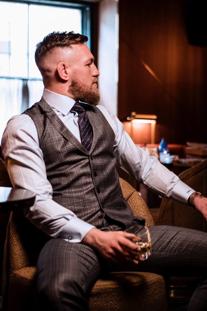 Zoom in on the tie, it says fuck you. 
Zoom in the cuff, it says who it’s from. 
@AugustMcGregor https://t.co/JnK7WFn5Hz