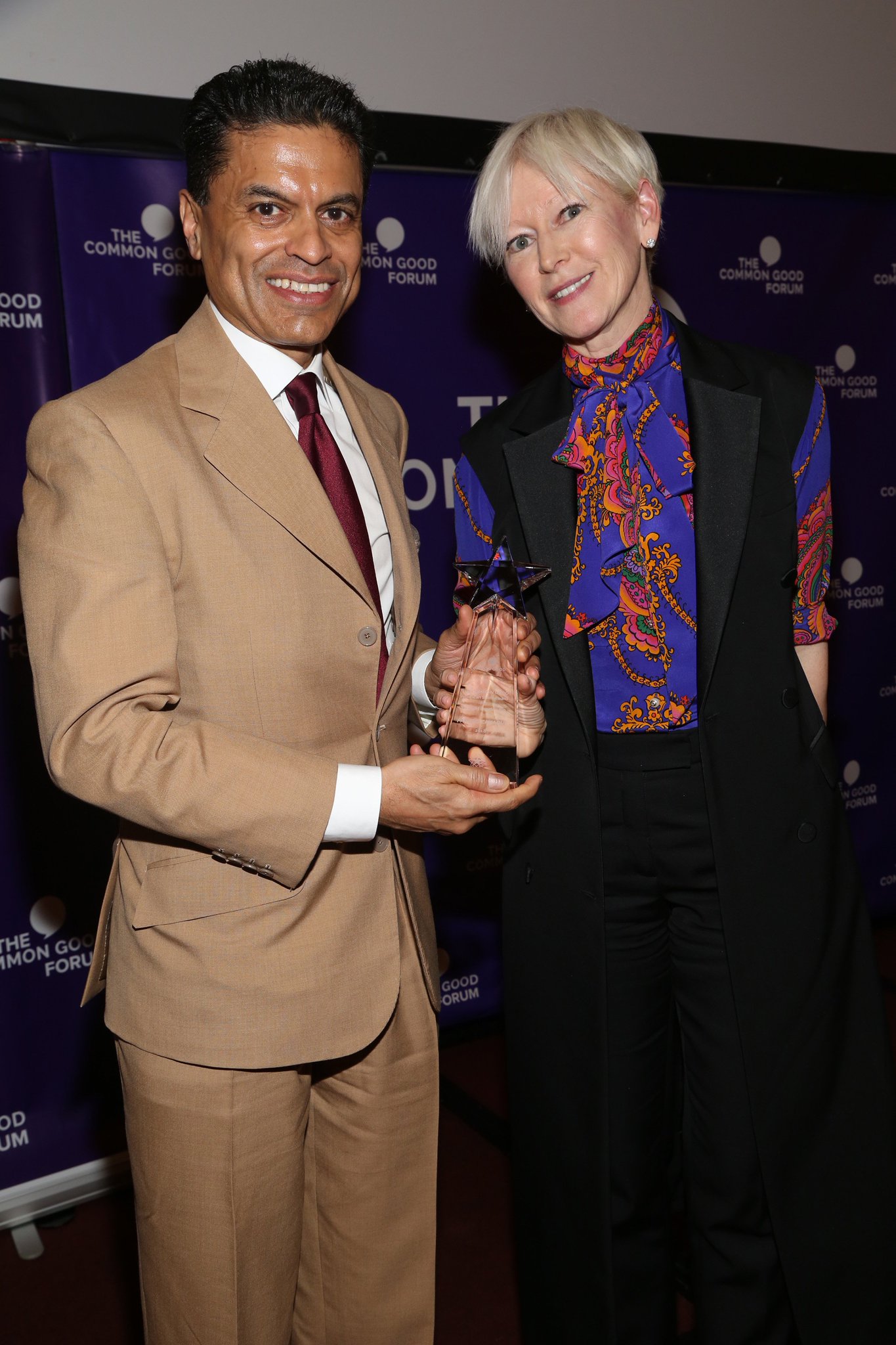 “It’s so much fun to actually present an award where the candidate actually deserves it,” @JoannaColes, Chief Content Officer for Hearst Magazines and friend for 20 years, said as she presented @FareedZakaria with the American Spirit Award for Thought Leadership. https://t.co/HmjXgBoV0V