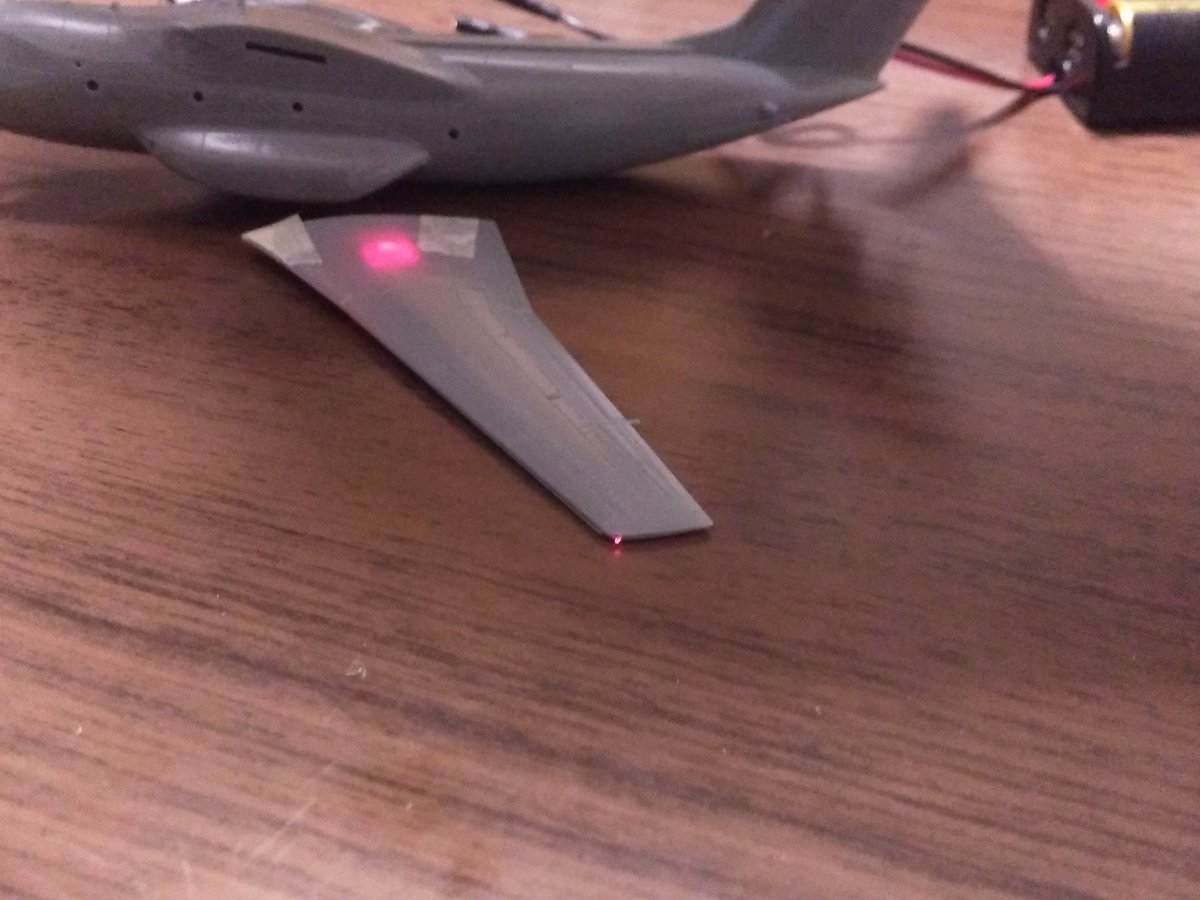 #ひそねとまそたん 見てたら光ってたので、ハセガワC-1輸送機の主翼に航行灯が光るようLEDと光ファイバーを取り付け中# #ひそねとまそたん 見てたら光ってたので、ハセガワC-1輸送機の主翼に航行灯が光るようLEDと光ファイバーを取り付け中#