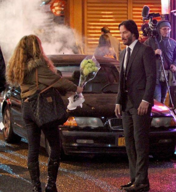 RT @keanuthings: keanu reeves receiving flowers from a fan https://t.co/sGZ61o7GCB