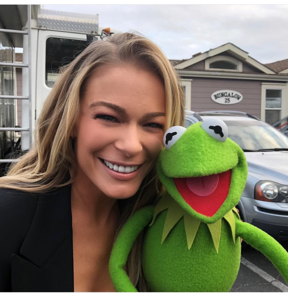 Who needs the frog to turn into a prince when it’s @KermitTheFrog! 
#kermitthefrog #themuppets #americanidol https://t.co/1zzZBKZaac