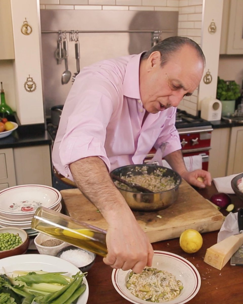 .@gennarocontaldo's spring time risotto. What seasonal veg do you love cooking with at the moment? https://t.co/17Kd3F0TnN