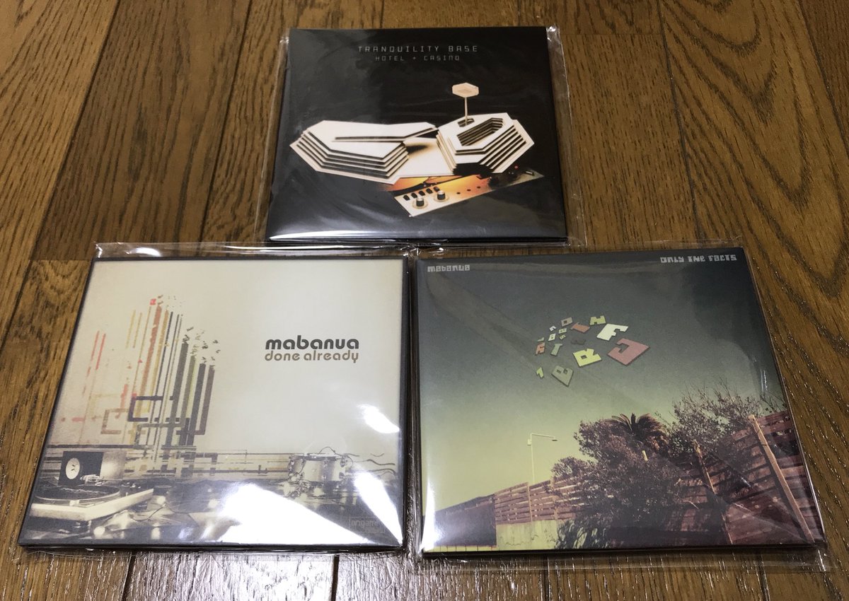見事にこの写真の通りCD3枚を…見事にカミさんに呆れられました。出たばかりのアークティック・モンキーズの新しいヤツと、 見事にこの写真の通りCD3枚を…見事にカミさんに呆れられました。出たばかりのアークティック・モンキーズの新しいヤツと、