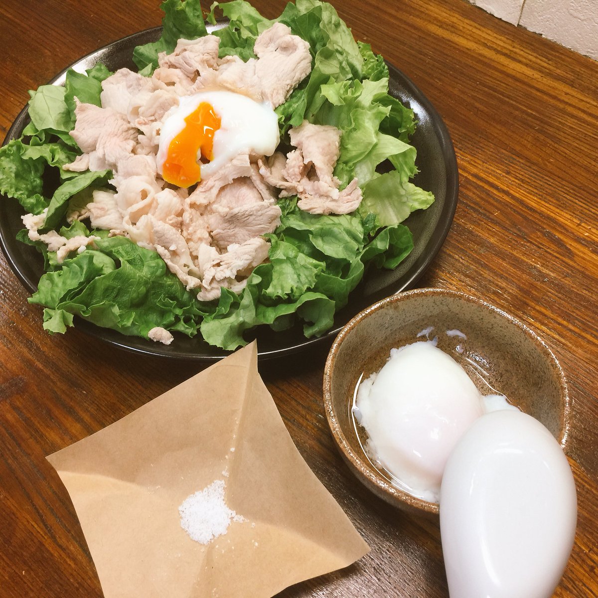 『かくりよの宿飯 第7話』より温泉卵と冷しゃぶサラダ"ん〜美味しいです はい✨”できました(*´꒳`*)今日は暑かったの 『かくりよの宿飯 第7話』より温泉卵と冷しゃぶサラダ"ん〜美味しいです はい✨”できました(*´꒳`*)今日は暑かったの
