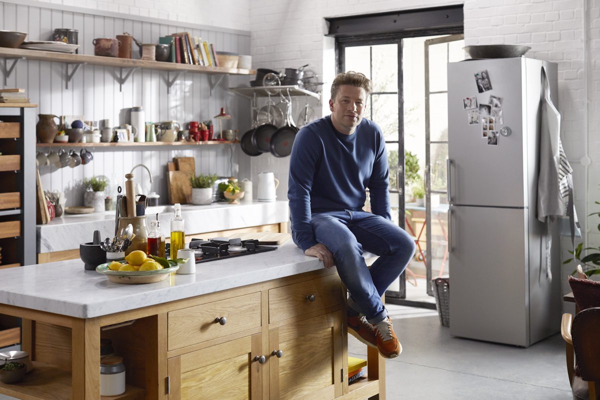 This is your 30 MINUTE REMINDER! Jamie's BRAND NEW series of #QuickAndEasyFood starts on @Channel4. Who's tuning in? https://t.co/lPiUglshtG