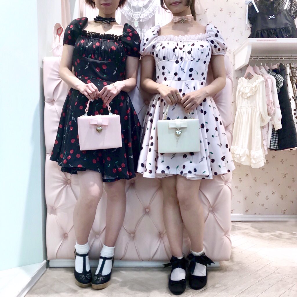 【ラフォーレ原宿店】close致しました✨aria's puff dressはblackとpinkの2色で、双子コーデで 【ラフォーレ原宿店】close致しました✨aria's puff dressはblackとpinkの2色で、双子コーデで