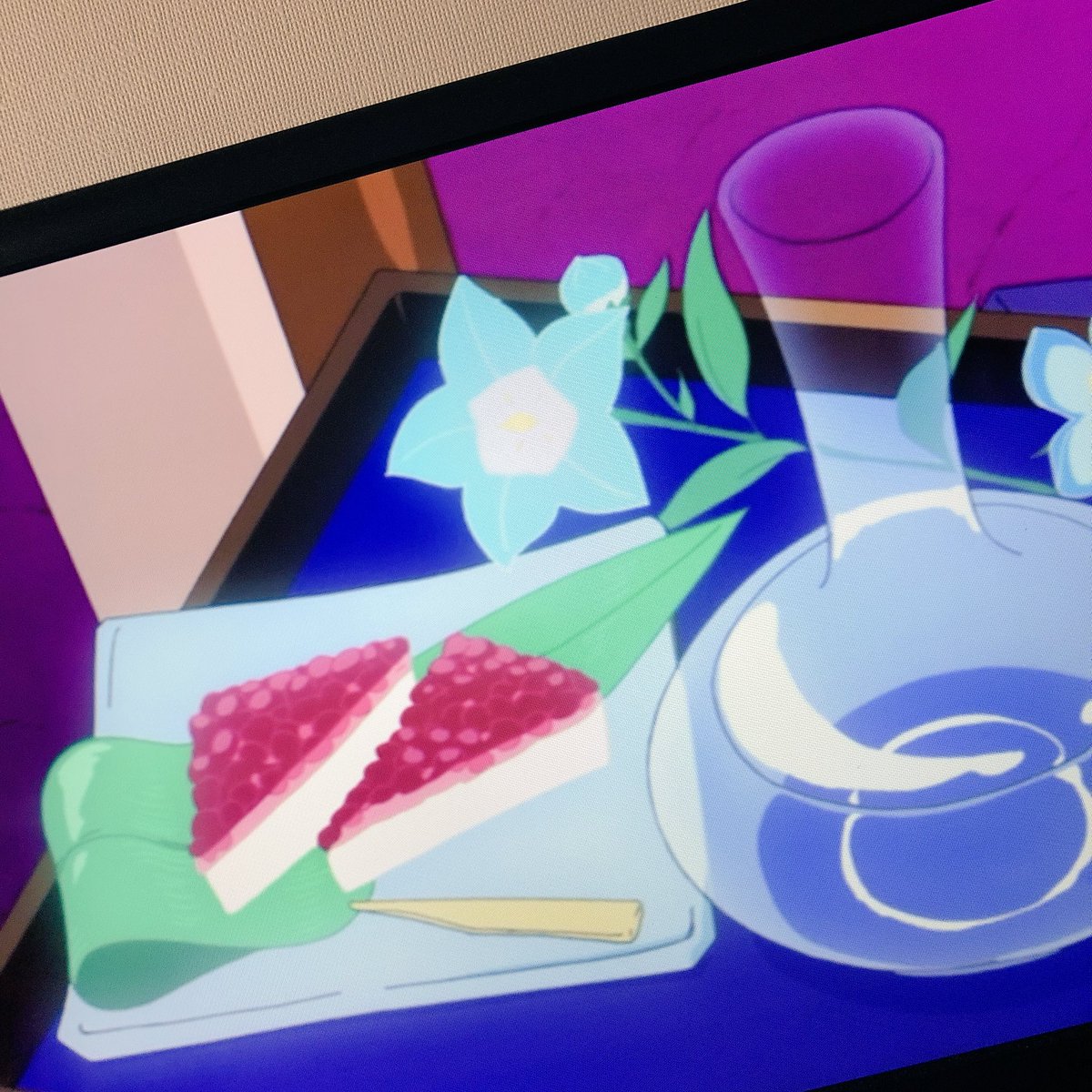 前から気になってたけど有頂天家族で弁天様食べてたのもこれだったかな????? 前から気になってたけど有頂天家族で弁天様食べてたのもこれだったかな?????