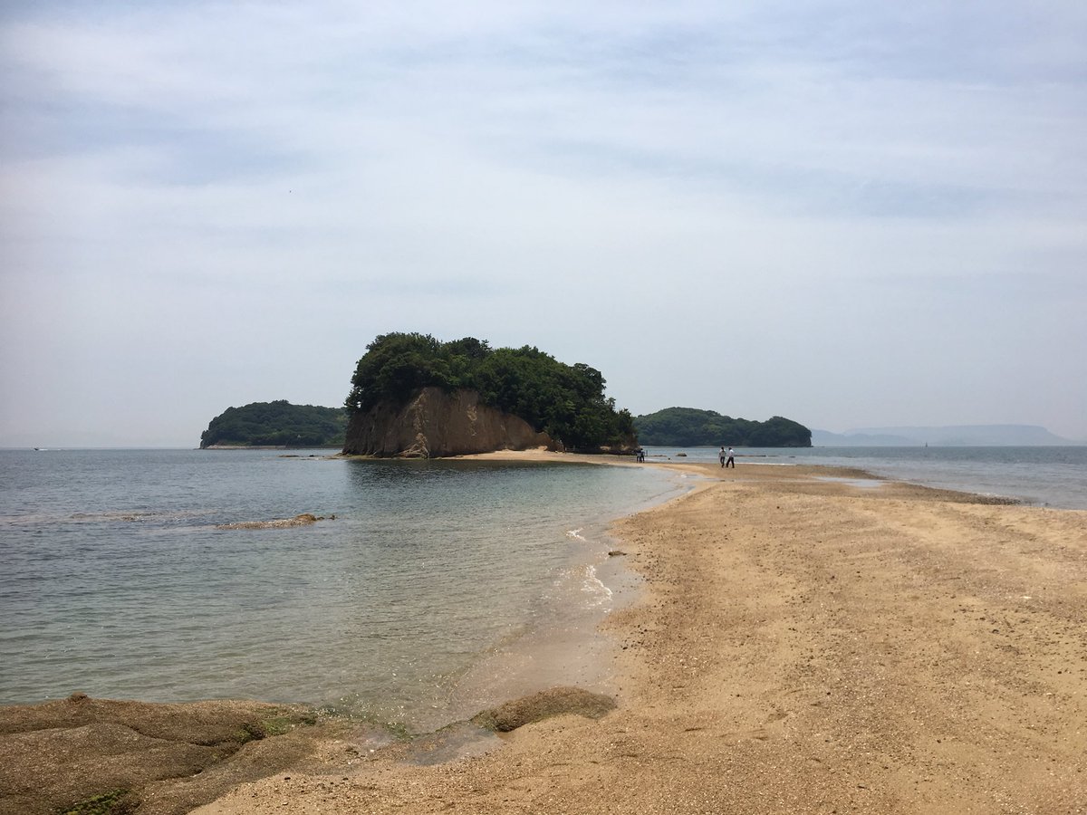 今日のエンジェルロード。潮が引いて渡れるようになったばかり。OPで高木さんと西片が水上に立ってるように見えるのは、こうい 今日のエンジェルロード。潮が引いて渡れるようになったばかり。OPで高木さんと西片が水上に立ってるように見えるのは、こうい