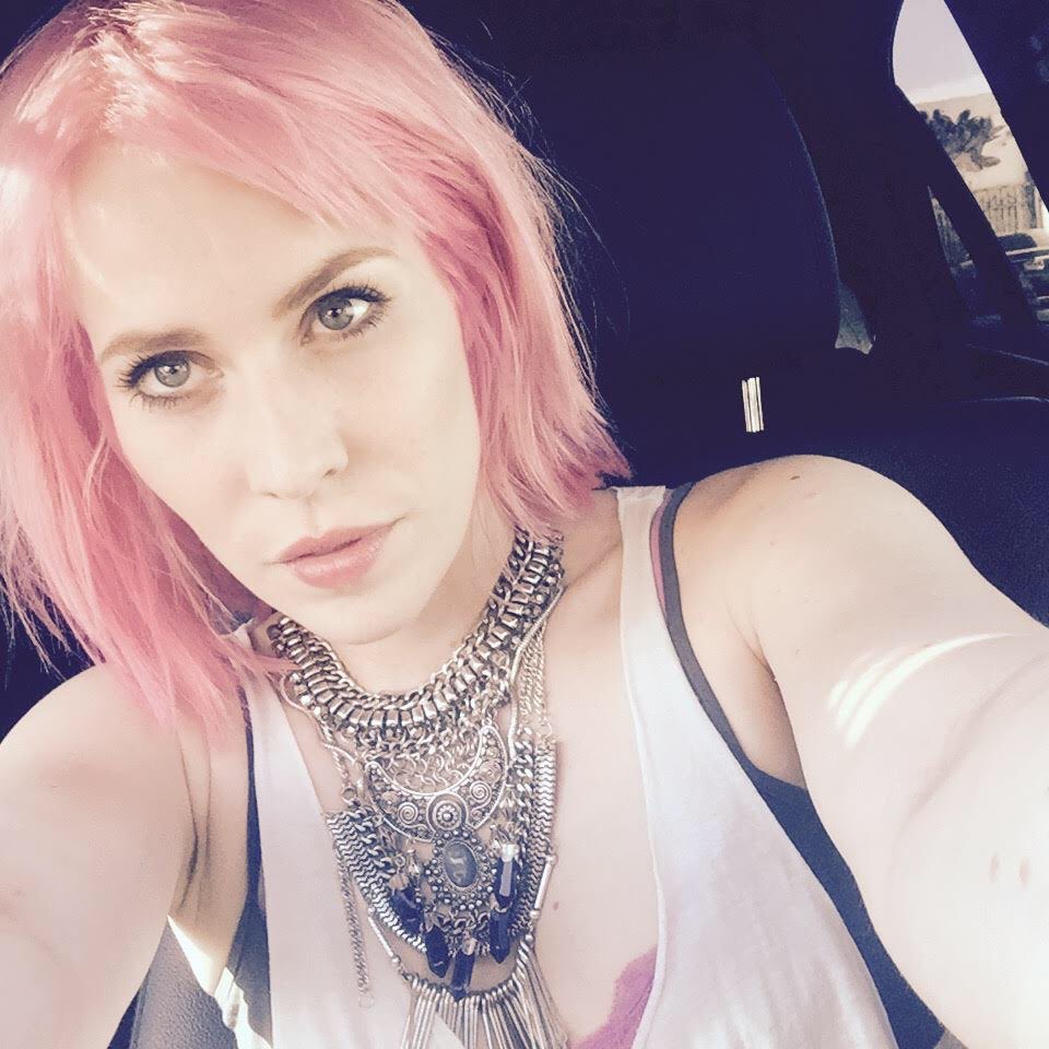Pink hair so there #SelfieSunday ???? https://t.co/vYexEfzUT8