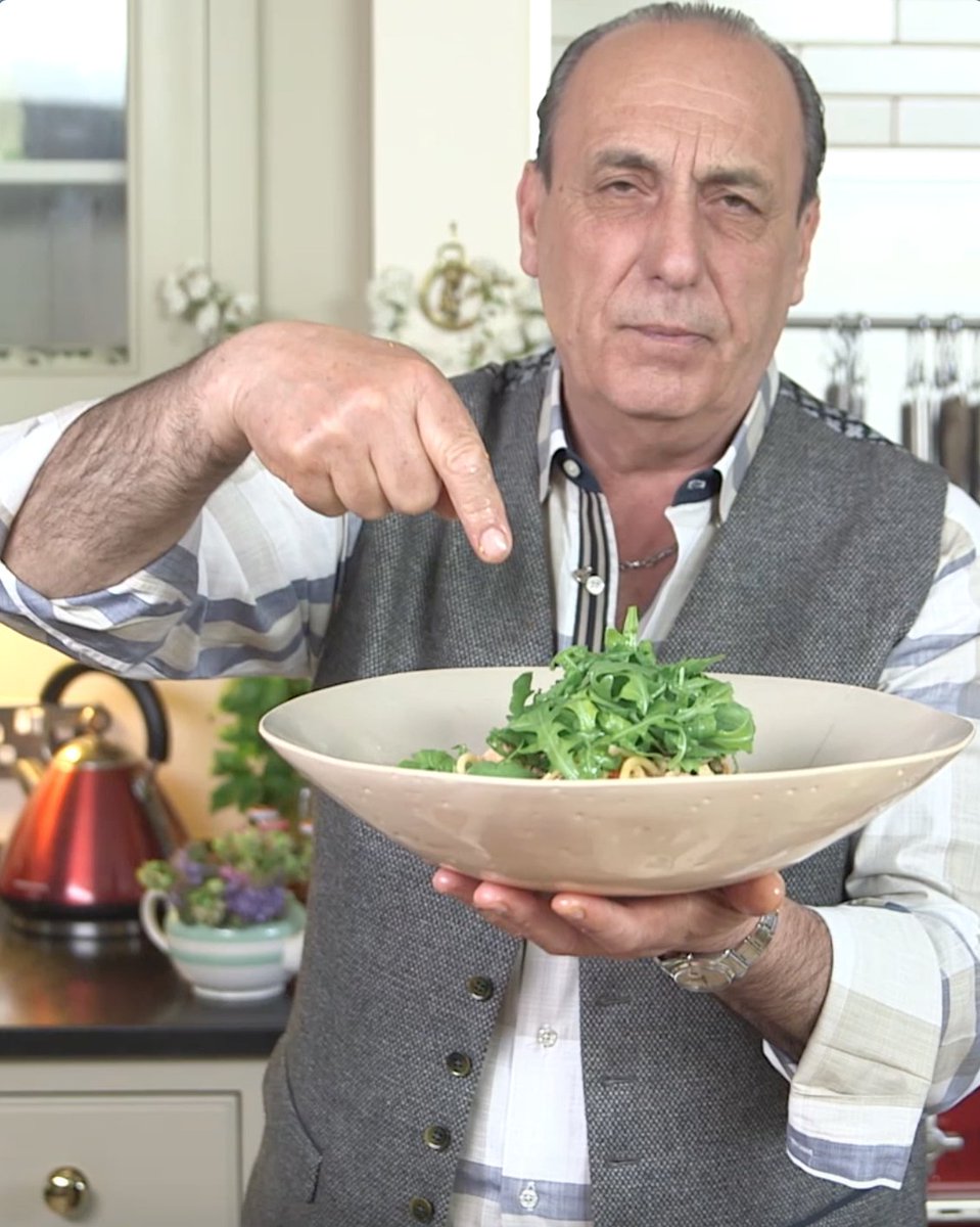 .@gennarocontaldo + pasta = ???? That's dinner sorted! https://t.co/GP0oYSD50f