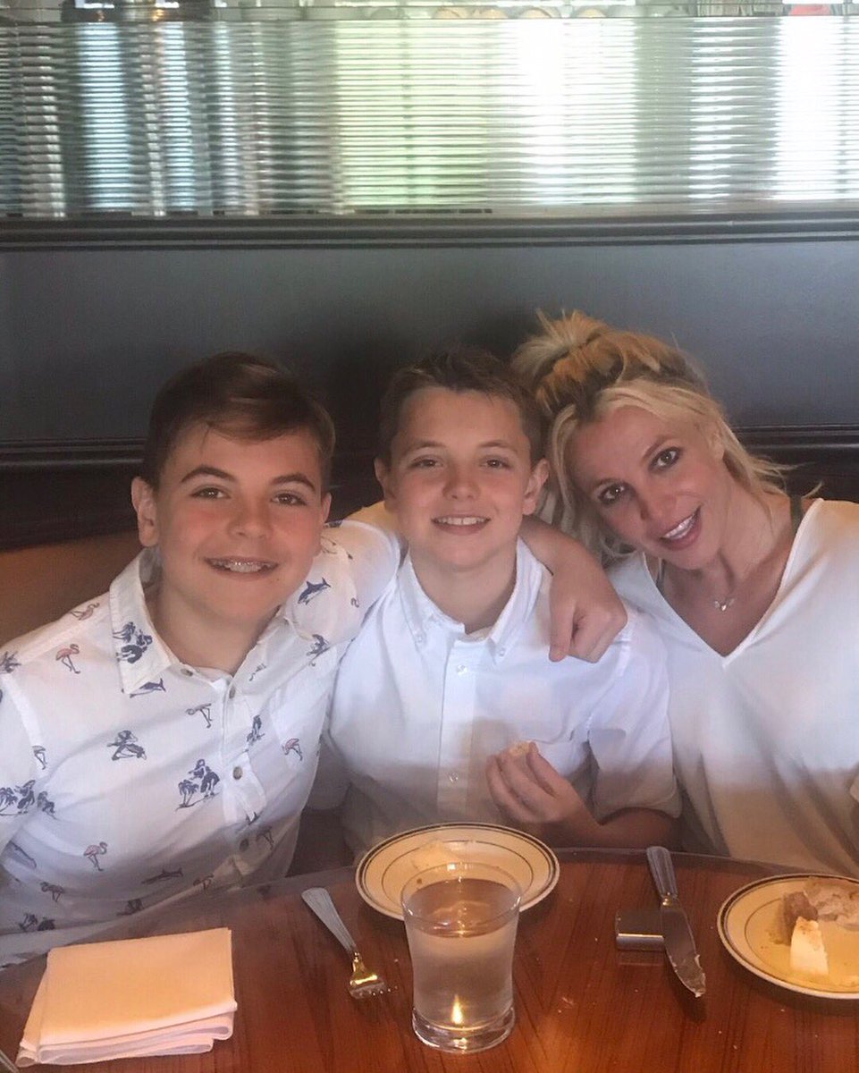 Love when we go to our favorite spot on Sundays ???????? The boys are bigger than me now!!!!! ???? https://t.co/p2EGNVFZrj