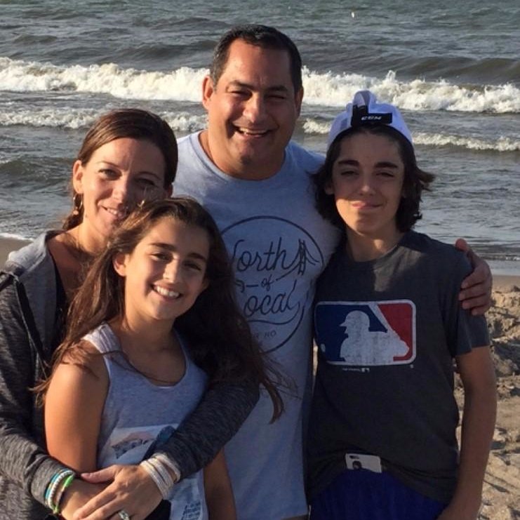 At 47 years old, @sandykostas24p was shocked to receive a diagnosis of stage 4 #ColonCancer. Thanks to his #NYP quarterback @mdmanishshah & @theliversurgeon, Sandy’s cancer has been in remission since 2016! CC @WeillCornell https://t.co/NPPnR00ttD