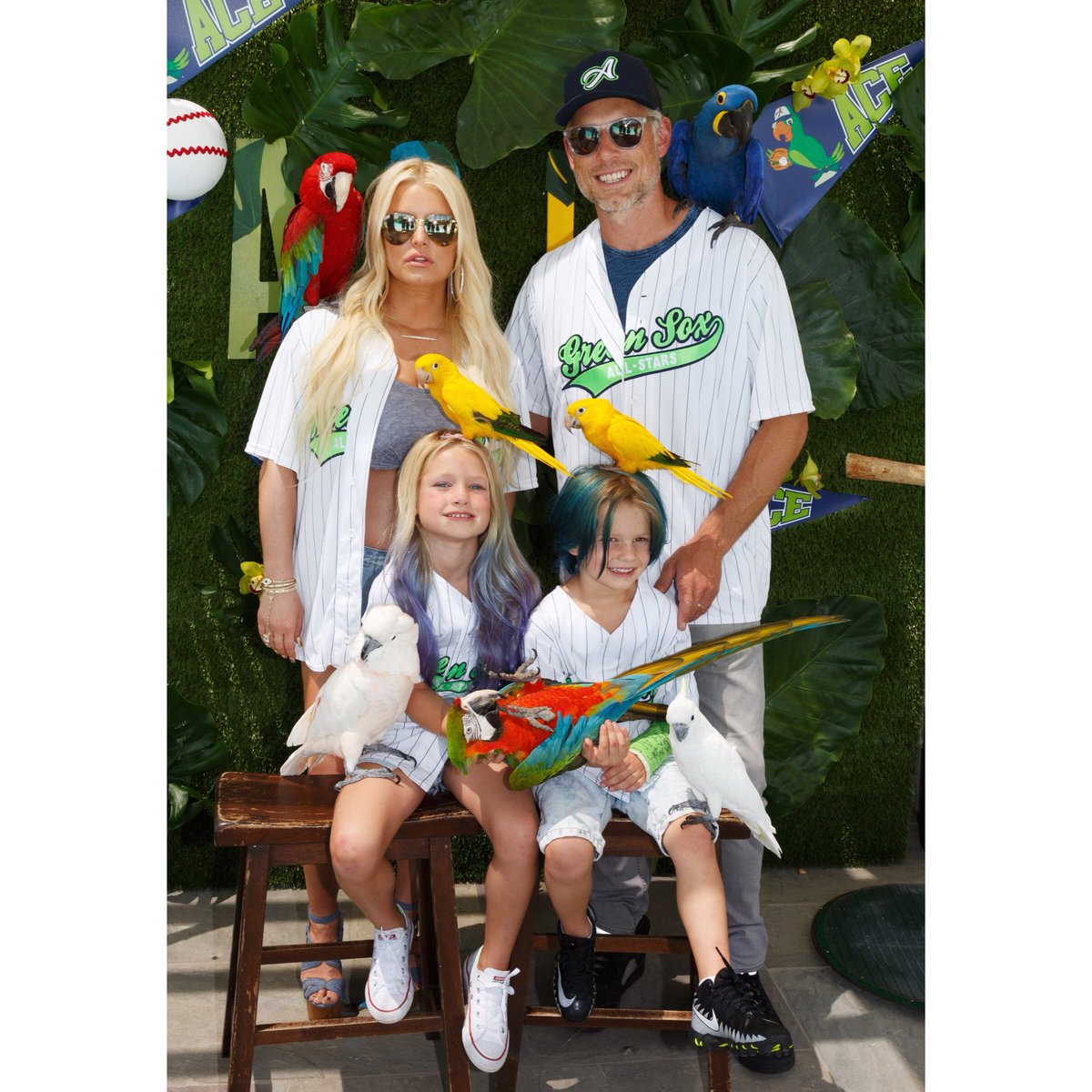 Baseball and Parrots- a five-year-old’s dream come true! #ACEKNUTE #5 #Parrotdise #GreenSox https://t.co/tAYgQu6uFq