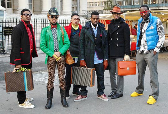 RT @SodaWaterPapi: This picture of Kanye and Virgil Abloh and their crew from 2009 Paris Fashion Week gives me life. https://t.co/zkMmm974LN