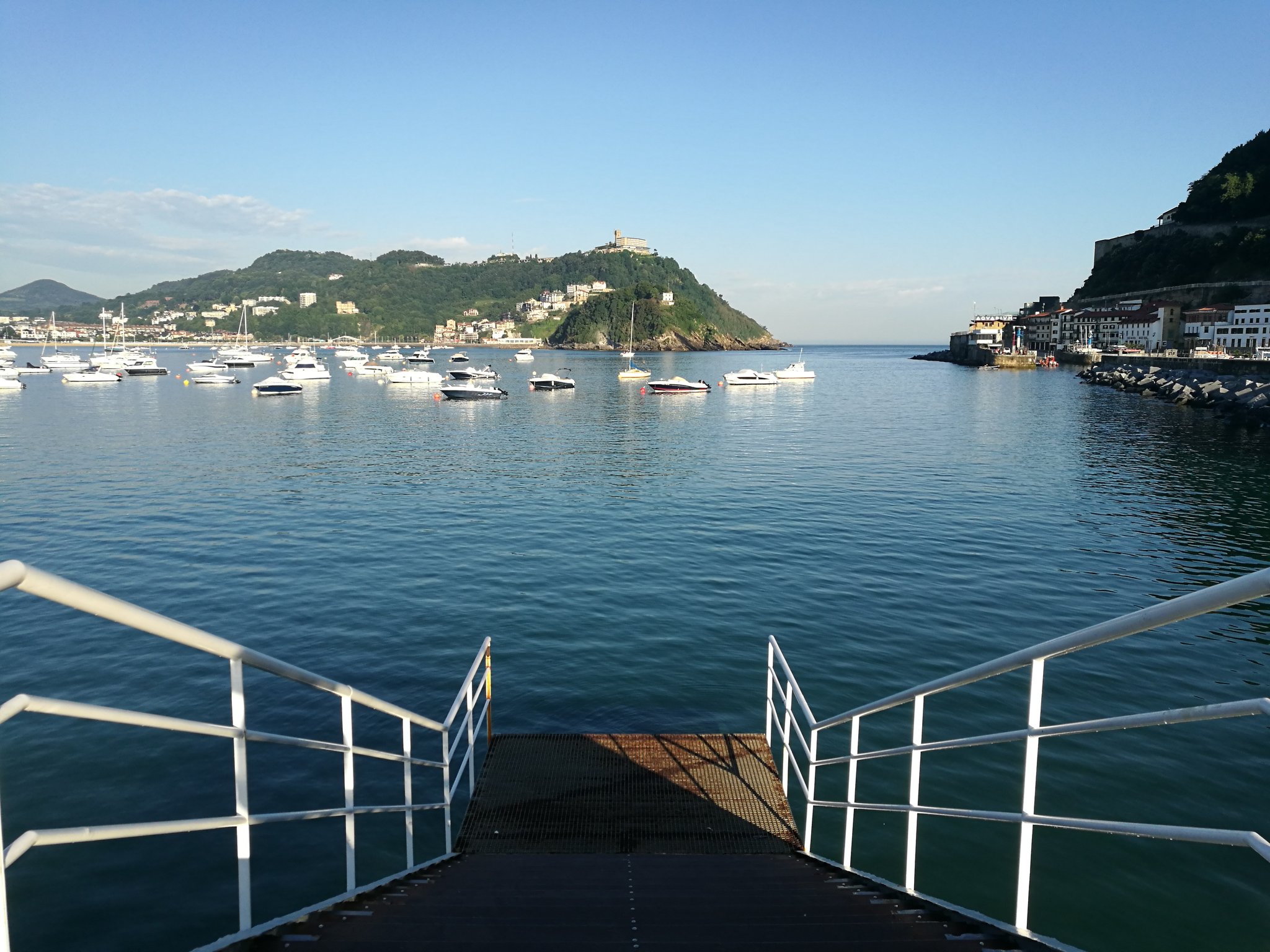Un chapuzón aquí al amanecer ?
🏊🏊🏊🏊🏊
#Donostia #SanSebastian
Placeres del verano🕶️🍺 https://t.co/Nd07WPhjpW