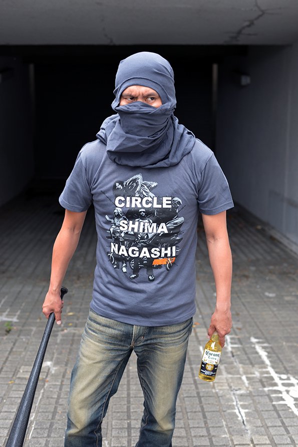 スシにショーユをつける時などに使用する皿の他、KMCマグ・シマナガシTシャツが付属!(コロナビールとバットは付属しません スシにショーユをつける時などに使用する皿の他、KMCマグ・シマナガシTシャツが付属!(コロナビールとバットは付属しません