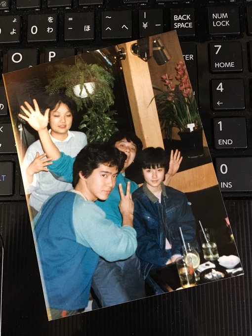あー このかたご存知ないですかね?ちょこんと座ってる女性。土曜日の実験室にいたのかいなかったのか、アリバイ確認したいんで あー このかたご存知ないですかね?ちょこんと座ってる女性。土曜日の実験室にいたのかいなかったのか、アリバイ確認したいんで