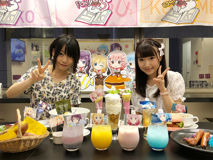 【コラボカフェ】「こみっくがーるず かふぇ」いよいよ明日から秋葉原でオープンです!開店に先駆けて、赤尾ひかるさんと本渡楓 【コラボカフェ】「こみっくがーるず かふぇ」いよいよ明日から秋葉原でオープンです!開店に先駆けて、赤尾ひかるさんと本渡楓