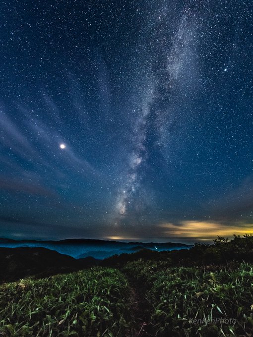 まもなく七夕。ことしは織姫星と彦星を見るのは難しそうなので、先月撮った笹原と天の川の写真を。写真右上、天の川の右の明るい まもなく七夕。ことしは織姫星と彦星を見るのは難しそうなので、先月撮った笹原と天の川の写真を。写真右上、天の川の右の明るい