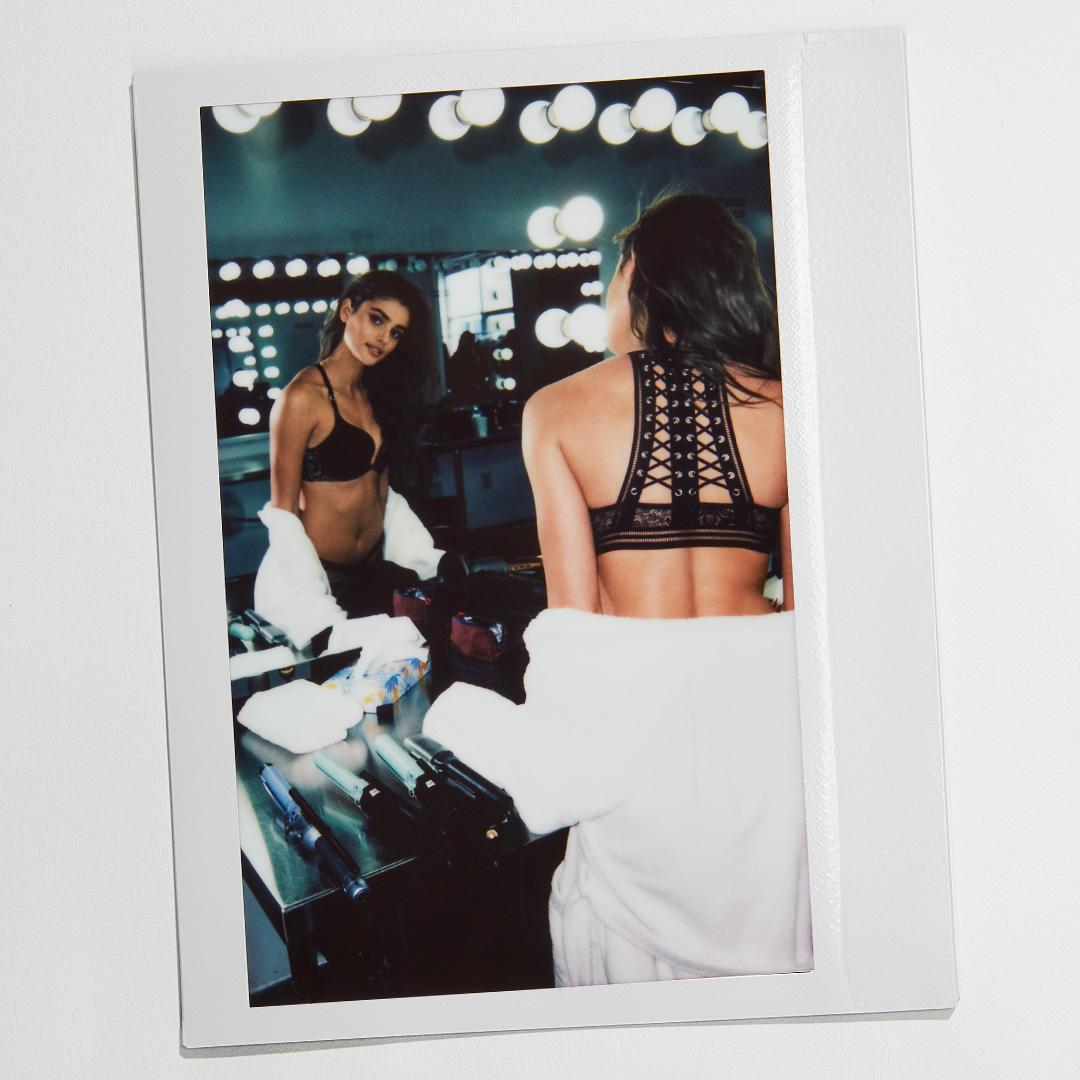 Taylor in the Bombshell Push-Up. Make sure you zoom in on those straps! #XOVictoria https://t.co/yZ7MGf72RZ https://t.co/1BhmL8kNSH