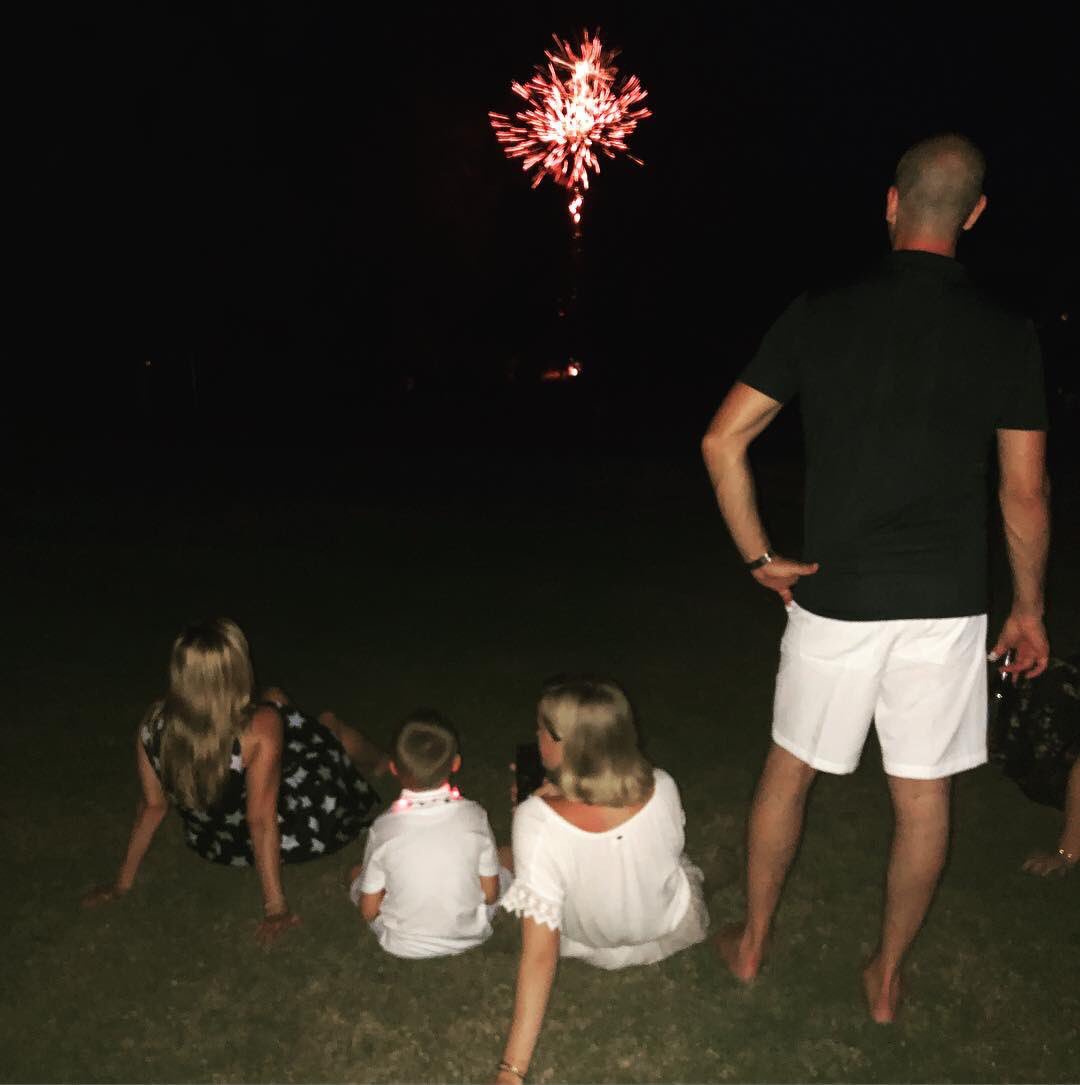 Family time during last nights fireworks! Hope everyone had a great #4thofJuly! ????????✨ https://t.co/XXRnHhjLwG