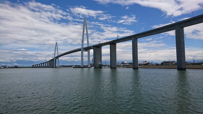 今日のクロムクロとひそまその聖地、新湊大橋ですこの橋の真ん中からひそねが飛び降りて、この橋の下からエフィドルグのメカが上 今日のクロムクロとひそまその聖地、新湊大橋ですこの橋の真ん中からひそねが飛び降りて、この橋の下からエフィドルグのメカが上