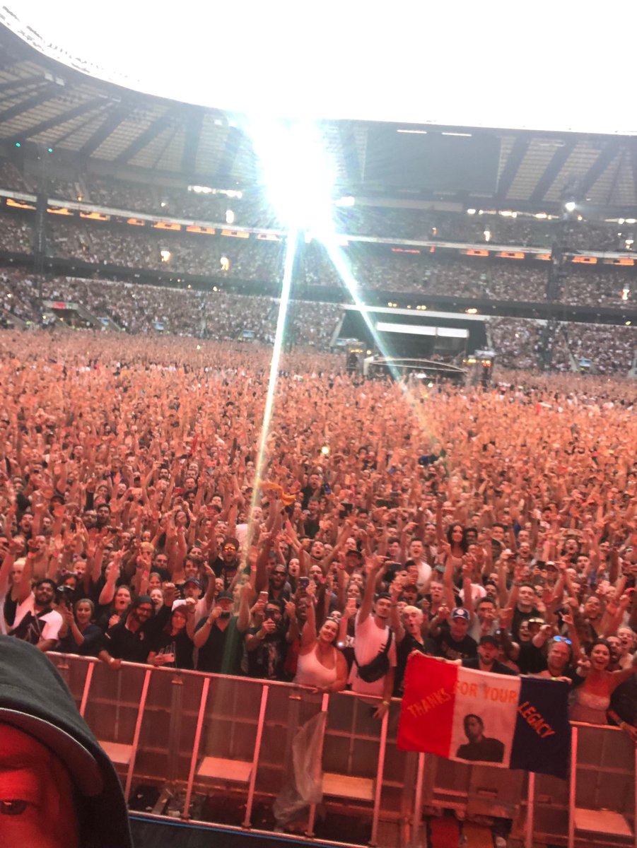 This is my first on-stage selfie.  Thank you London! #selfie???? https://t.co/GlJ222yS7s