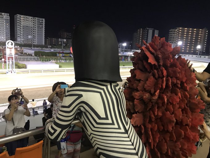いよいよ本日のメイン「宇宙忍者バルタン店長杯」。ダダとピグモンが並んで競馬観戦。気合い入ってます!なにか企んでないですよ いよいよ本日のメイン「宇宙忍者バルタン店長杯」。ダダとピグモンが並んで競馬観戦。気合い入ってます!なにか企んでないですよ
