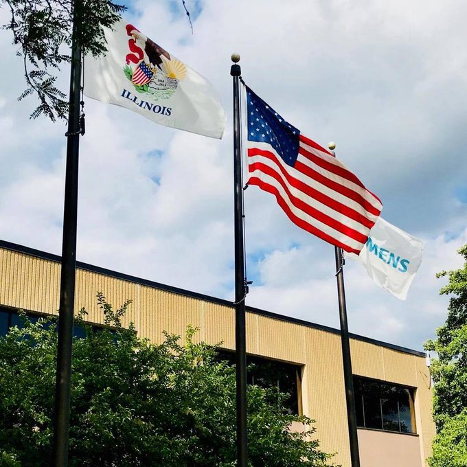 #Siemens flying the company colors along with the #US Flag & #Illinois #State #Flag https://t.co/4h4LTIWrwr https://t.co/r1OgQwXe5l