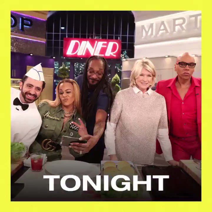 me n @MarthaStewart are back in the kitchen ! make sure yall check #MarthaAndSnoop tonight 9/8c on @VH1 https://t.co/E0CatE4RQf