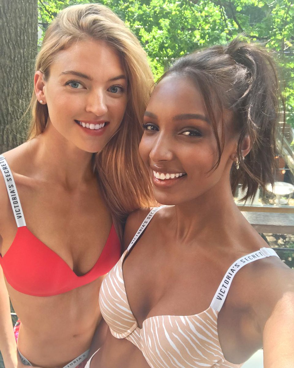 POP QUIZ: Bright red, leopard or both? Hint: T-Shirt Bras are 2/$59.50. #wearitdaily https://t.co/PmqyZlVWmK https://t.co/uBsmhbQzRc