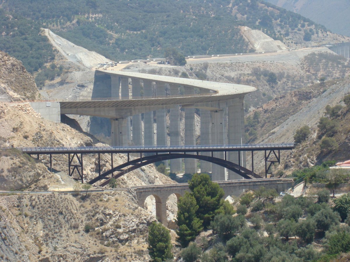 De esta foto (A44 dirección Motril) me fascina pensar...qie será lo siguiente?
Pensaban los ingenieros del primer puente lo que vendría en El Segundo? Y los del segundo?....cómo será el cuarto modelo de futuro que deja entrever esta imagen? Volando? https://t.co/81rRFHHJwA