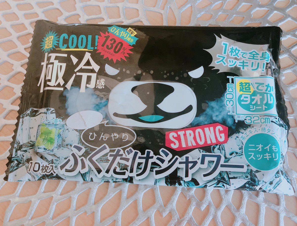 先日のコミケの差し入れでいただいたこのふくだけシャワーっていう汗拭きシート?がめちゃくちゃ最高。タオル並みの大きさ!そし 先日のコミケの差し入れでいただいたこのふくだけシャワーっていう汗拭きシート?がめちゃくちゃ最高。タオル並みの大きさ!そし