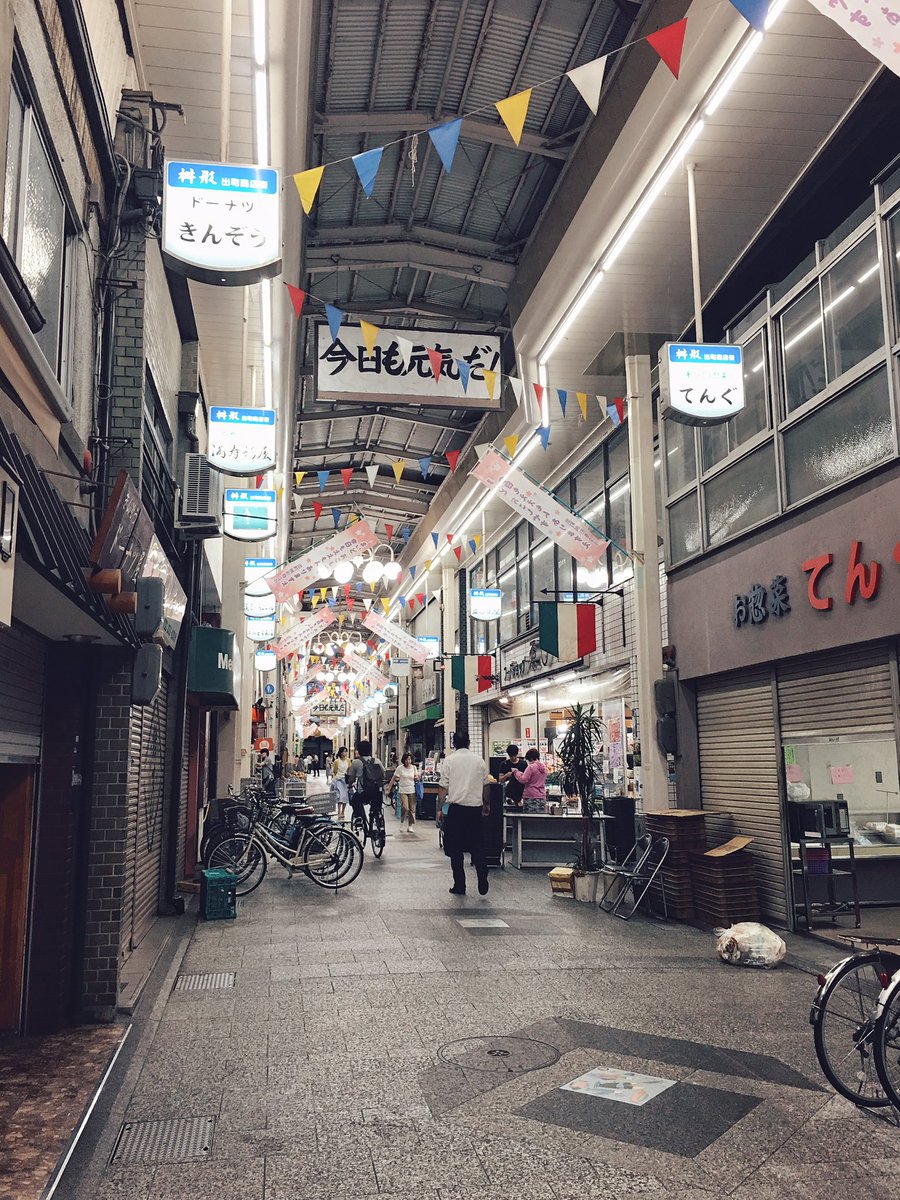 晚上吃过饭,突然想起京阿尼动画「玉子市场 たまこまーけっと」中商店街的原型也在京都,于是便从三条走到了桝形商店街,可能是 晚上吃过饭,突然想起京阿尼动画「玉子市场 たまこまーけっと」中商店街的原型也在京都,于是便从三条走到了桝形商店街,可能是