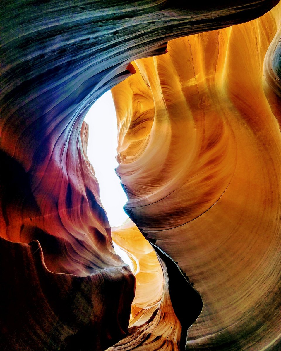 Sweet view of the Antelope Canyon in Arizona.. https://t.co/noYfEqK2Ov https://t.co/kn9e6P6FnE