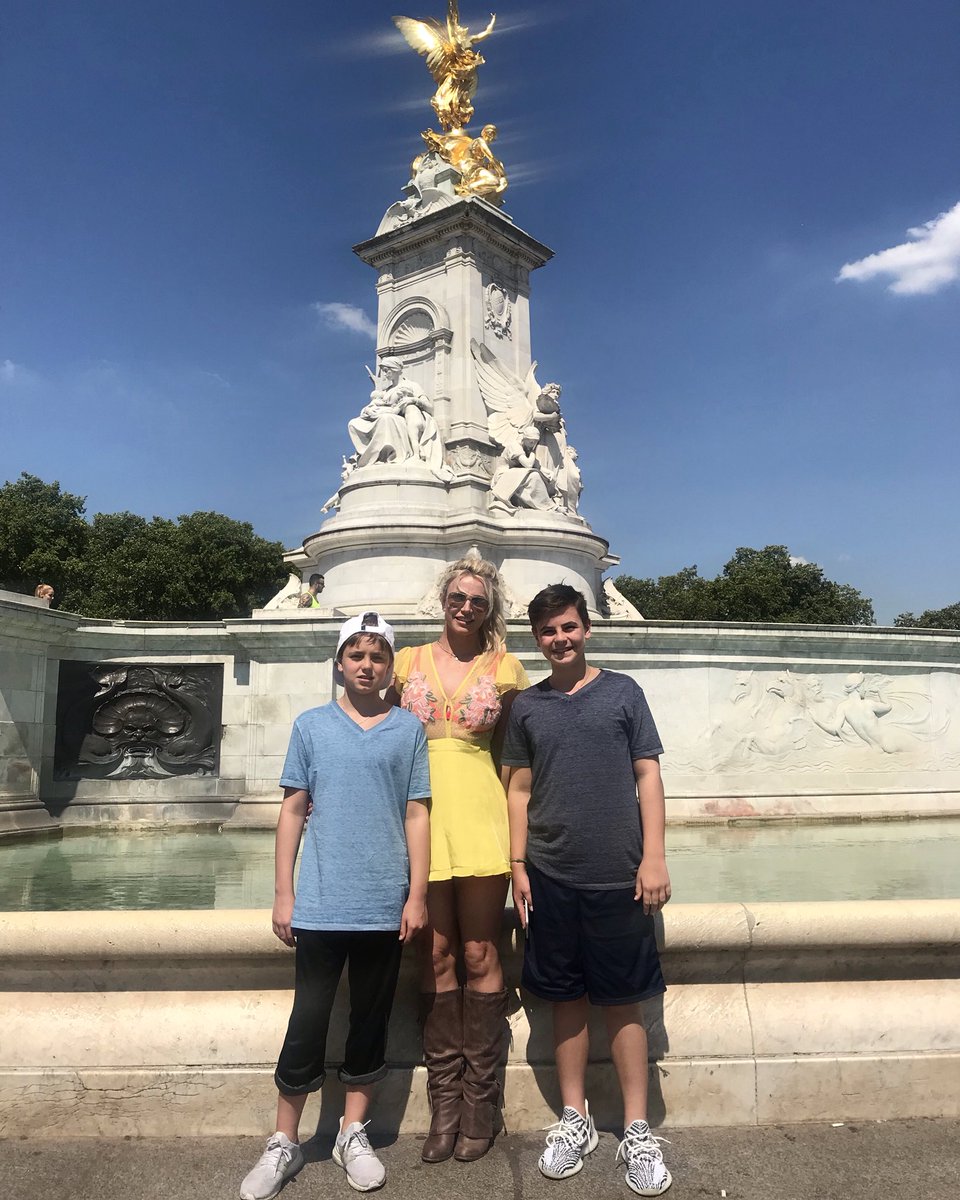 Throwback to exploring London with the boys! Can't wait to be back for #PieceOfMe next week! ???????????? #TBT https://t.co/Qi82wvdl0E