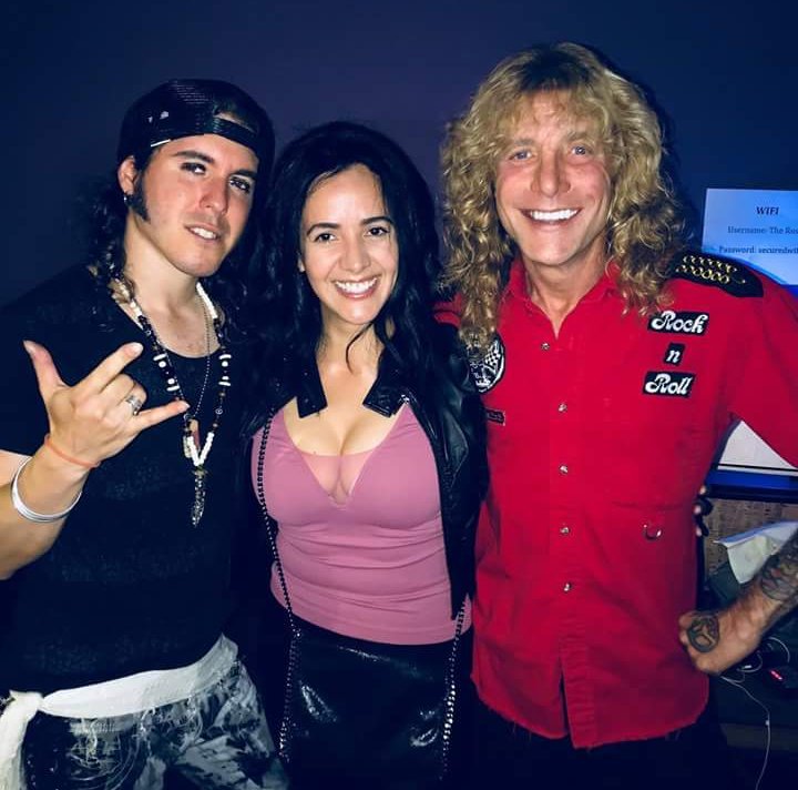 Steven Adler met coole, vrouw Carolina Ferreira 