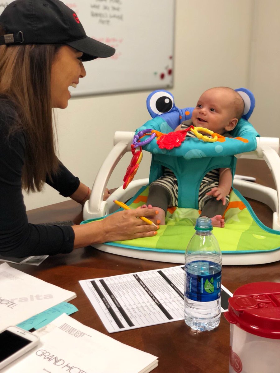 First day back to work and look who is my assistant director! Has a desk and everything! #WorkingMama #BabyBaston https://t.co/6OHu5Yfwpk