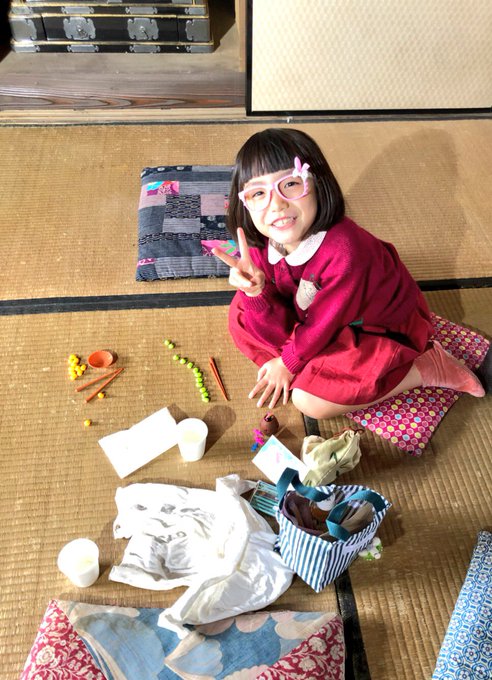 【撮影オフショット】本日も撮影が続いています。現場の空き時間に遊んでいる、稲垣来泉ちゃんのオフショットをお届けします。次 【撮影オフショット】本日も撮影が続いています。現場の空き時間に遊んでいる、稲垣来泉ちゃんのオフショットをお届けします。次