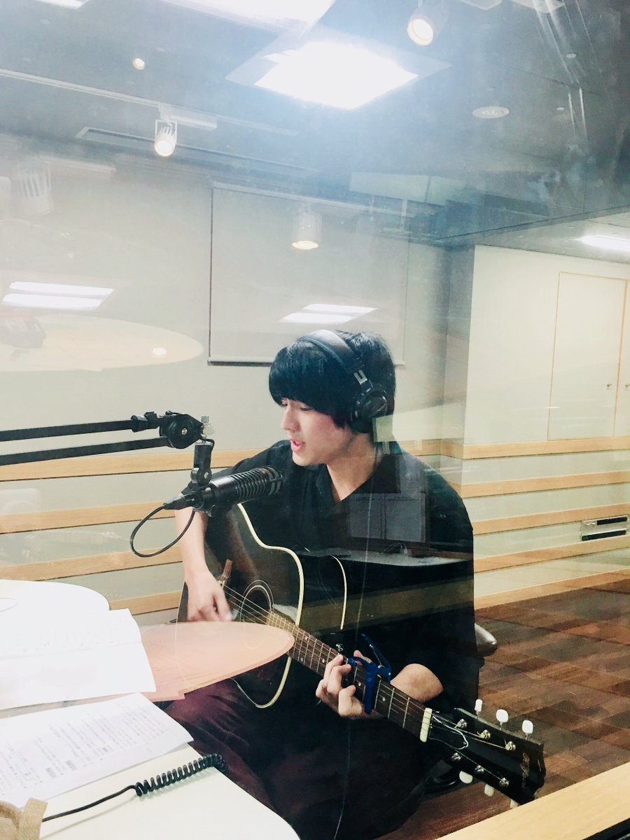 今日は、薫くんが 平井堅さんの「大きな古時計」を弾き語りで聞かせてくれました🕰最後のところで アルペジオと呼ばれる、一弦 今日は、薫くんが 平井堅さんの「大きな古時計」を弾き語りで聞かせてくれました🕰最後のところで アルペジオと呼ばれる、一弦