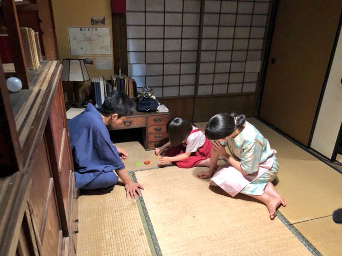 【撮影オフショット】今日は撮影はお休みです。写真は松本さん、松坂さん、稲垣来泉ちゃんが待ち時間に遊んでいるオフショットで 【撮影オフショット】今日は撮影はお休みです。写真は松本さん、松坂さん、稲垣来泉ちゃんが待ち時間に遊んでいるオフショットで