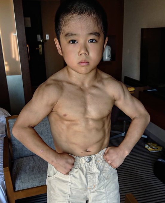 ブルース・リーのモノマネで一躍有名になった今井竜惺(りゅうせい)くん(8歳)、少年時代のバキみたいになっていて凄まじすぎ ブルース・リーのモノマネで一躍有名になった今井竜惺(りゅうせい)くん(8歳)、少年時代のバキみたいになっていて凄まじすぎ