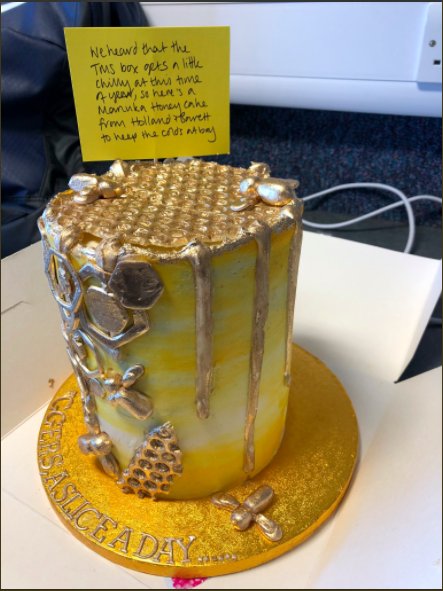 A close up of our Manuka honey cake for @Aggerscricket 😍 🐝 #mymanuka https://t.co/9BG9FB1vwP