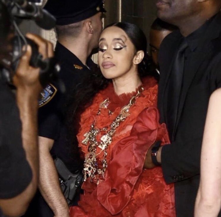 Cardi like I’m a chill because the police is right here. ????she been through way worst ????get the strap #lecheminduroi https://t.co/iMkArCQAgQ