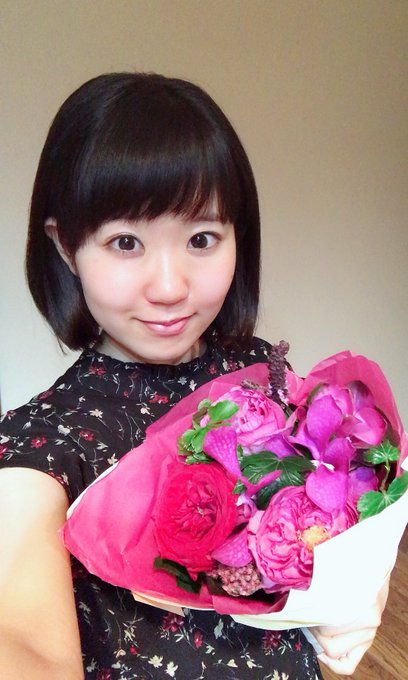 「#かくりよの宿飯」最終回ありがとうございました!アフレコでいただいたお花。この時期に椿はない代わりに、花の開きが似たお 「#かくりよの宿飯」最終回ありがとうございました!アフレコでいただいたお花。この時期に椿はない代わりに、花の開きが似たお
